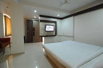Jal Sagar Hotell Vadodara Exteriör bild