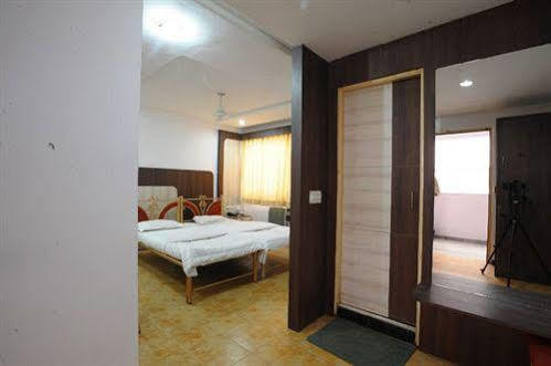 Jal Sagar Hotell Vadodara Exteriör bild